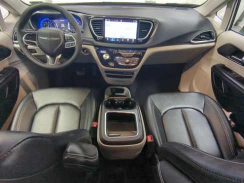 Certified 2024 Chrysler Pacifica Touring-L image 18