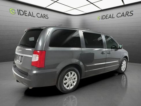 Used 2016 Chrysler Town & Country Touring FWD image 5