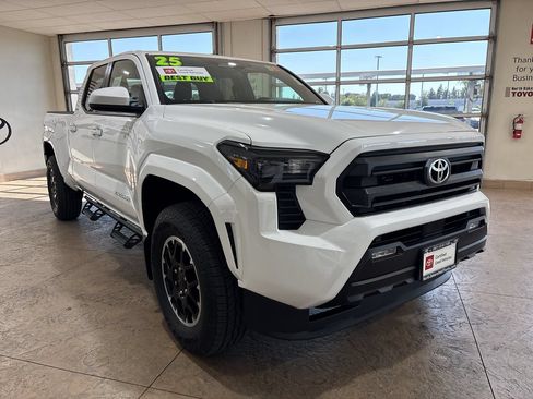 Certified 2025 Toyota Tacoma SR5 AWD/4WD image 4