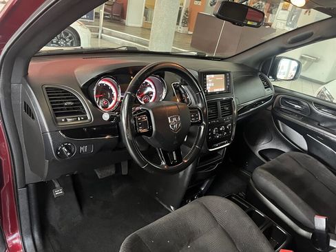 Used 2018 Dodge Grand Caravan SE image 11