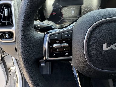 Used 2023 Kia Sorento LX FWD image 16
