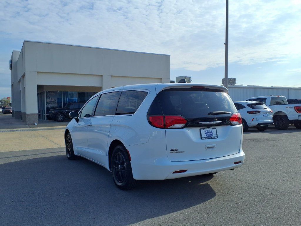 Used 2022 Chrysler Voyager LX FWD image 2