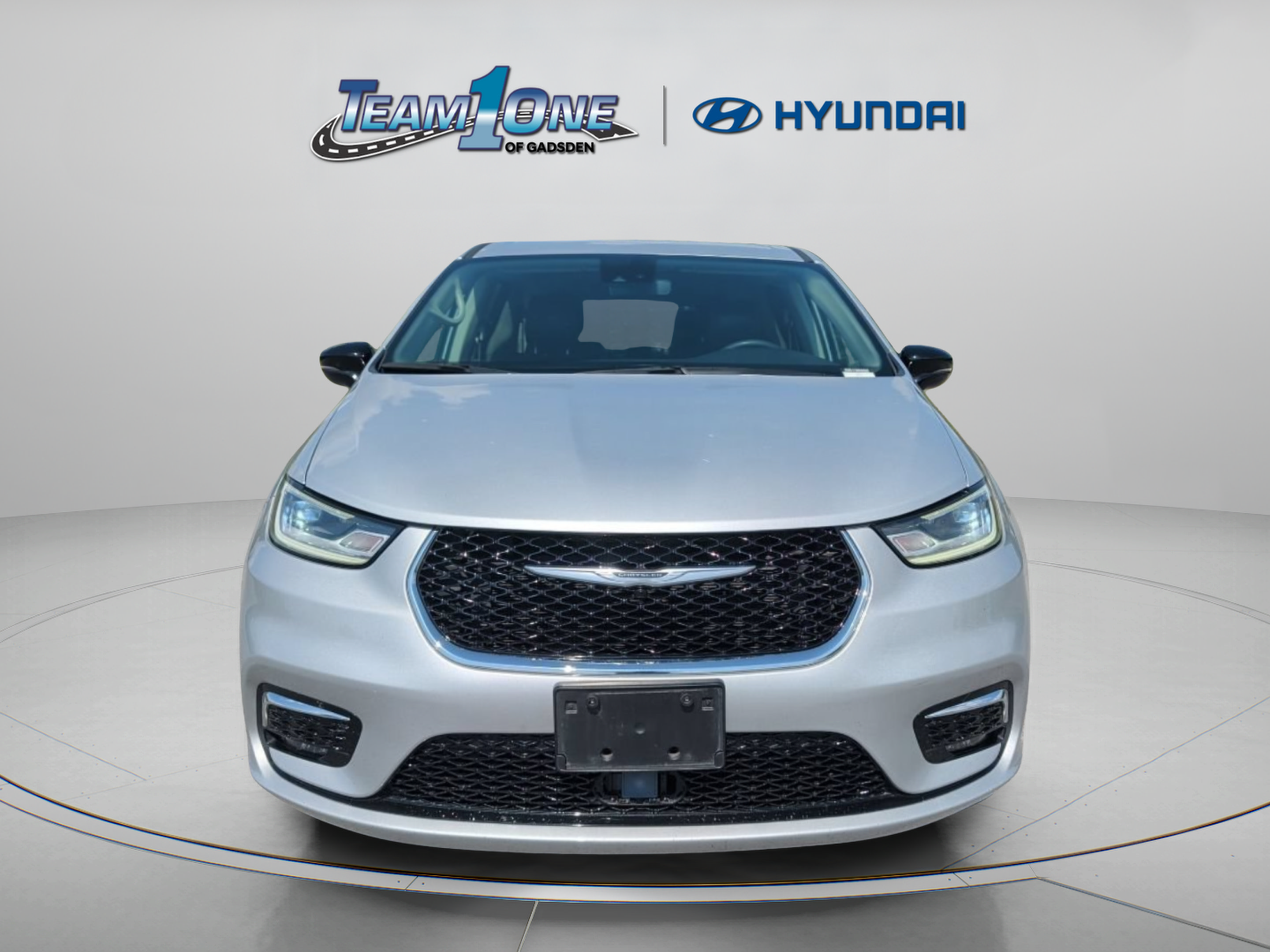 Used 2024 Chrysler Pacifica Limited FWD image 2