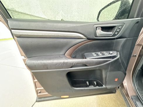 Used 2017 Toyota Highlander Limited AWD/4WD image 22
