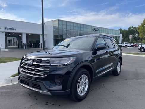 Used 2025 Ford Explorer Active AWD/4WD image 2