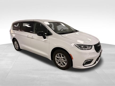 Used 2024 Chrysler Pacifica Touring-L FWD image 3