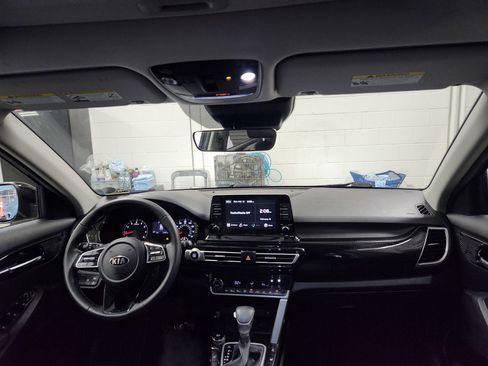 Used 2021 Kia Seltos EX image 23