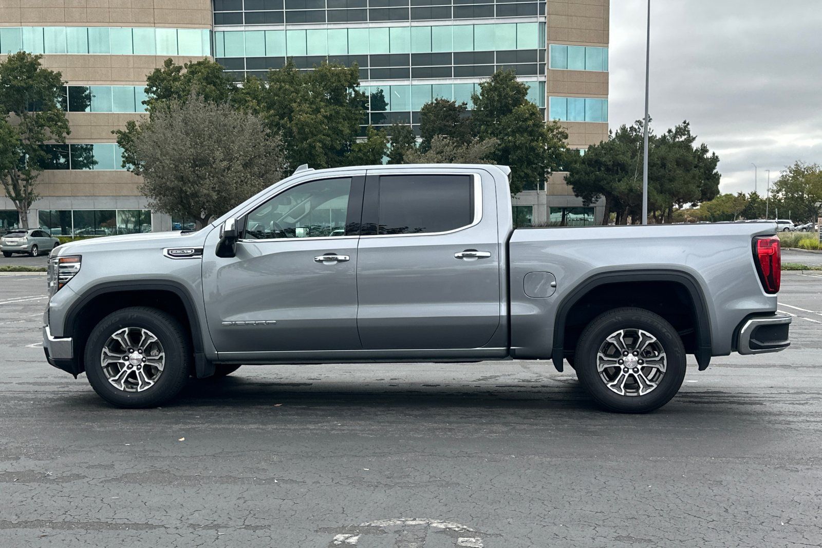 Used 2025 GMC Sierra 1500 SLT RWD image 7