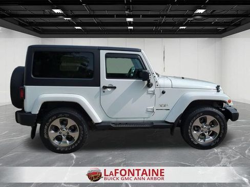 Used 2018 Jeep Wrangler Sahara w/ Connectivity Group AWD/4WD image 9