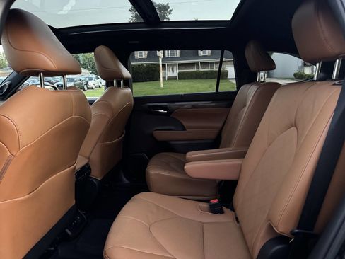 Used 2021 Toyota Highlander Platinum image 18