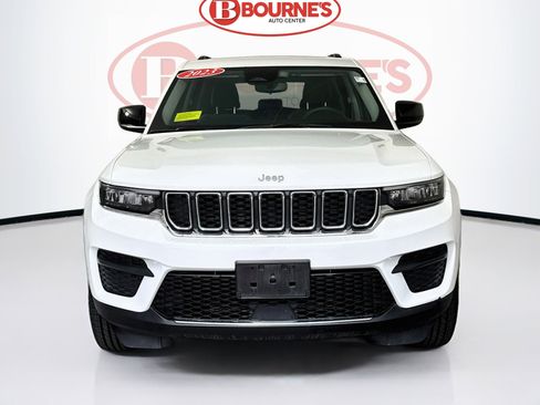 Used 2023 Jeep Grand Cherokee Laredo image 4