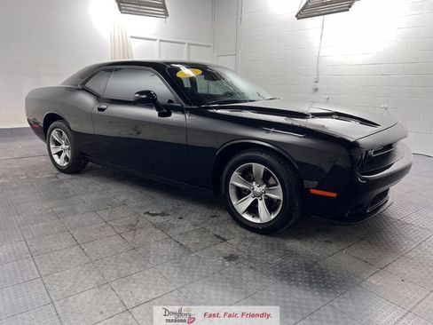 Used 2016 Dodge Challenger SXT image 3