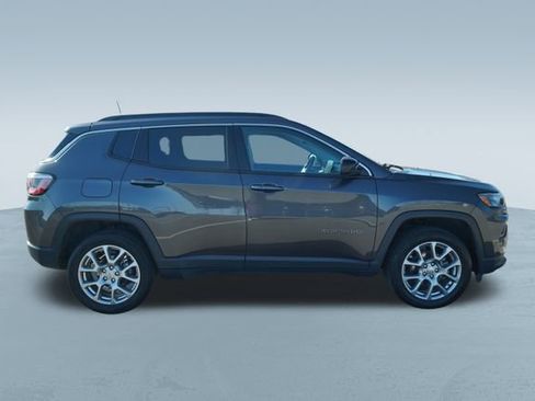 Used 2022 Jeep Compass Latitude image 9