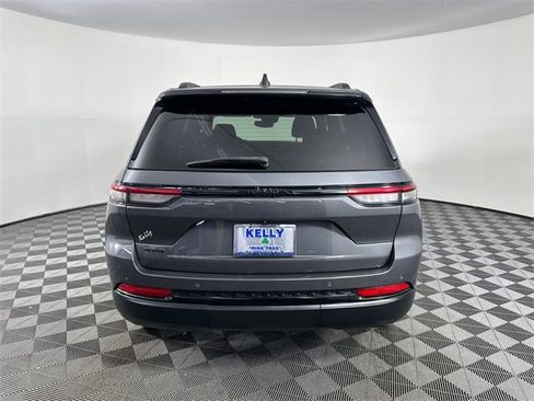 Used 2023 Jeep Grand Cherokee Altitude image 6