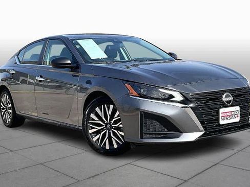 Certified 2024 Nissan Altima 2.5 SV image 3