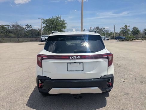 Used 2024 Kia Seltos EX FWD image 6