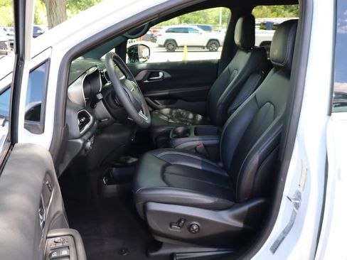 Used 2026 Chrysler Pacifica Select FWD image 10