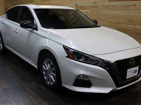 Used 2020 Nissan Altima 2.5 SR w/ Premium Package image 2