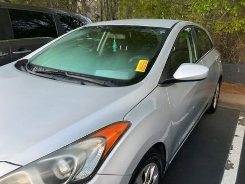 Used 2017 Hyundai Elantra GT image 9