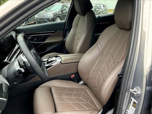 Certified 2025 BMW 530i RWD image 8