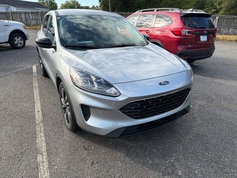 Used 2022 Ford Escape SE w/ SE Sport Appearance Package FWD image 3