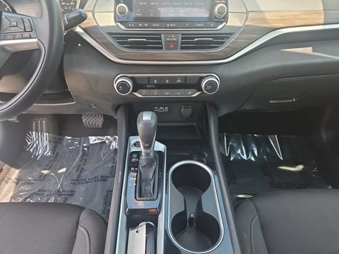 Used 2024 Nissan Altima 2.5 SV FWD image 11