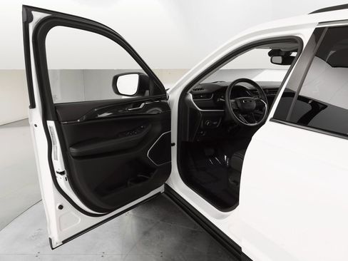 Certified 2022 Jeep Grand Cherokee Laredo w/ Luxury Tech Group I image 17