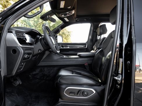 Used 2022 Jeep Wagoneer Series III w/ Premium Group I image 4