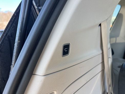 Used 2022 Chrysler Pacifica Touring-L w/ Uconnect Theater Family Group FWD image 25