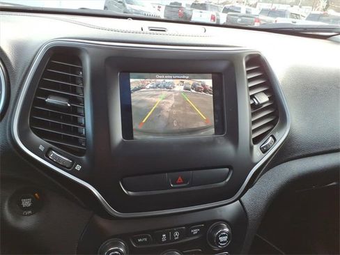 Used 2019 Jeep Cherokee Latitude Plus w/ Comfort/Convenience Group image 18