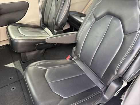 Used 2023 Chrysler Pacifica Touring-L FWD image 29