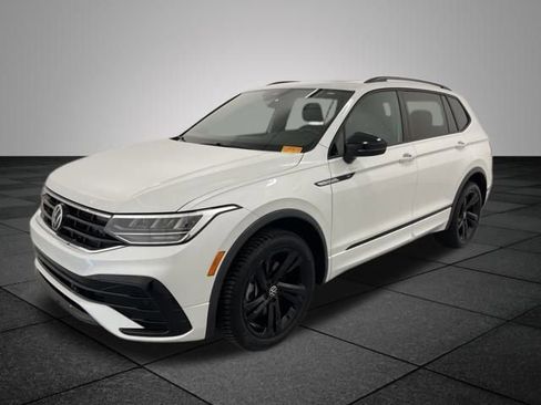 Used 2023 Volkswagen Tiguan SE R-Line image 3