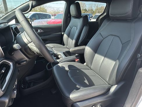 New 2026 Chrysler Pacifica Select image 13