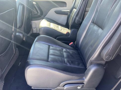 Used 2014 Chrysler Town & Country Touring image 14