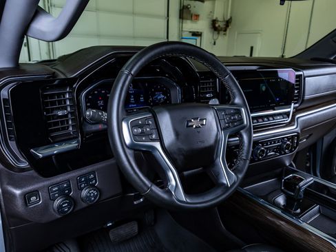Used 2024 Chevrolet Silverado 1500 LT Trail Boss w/ LT Trail Boss Premium Package AWD/4WD image 17