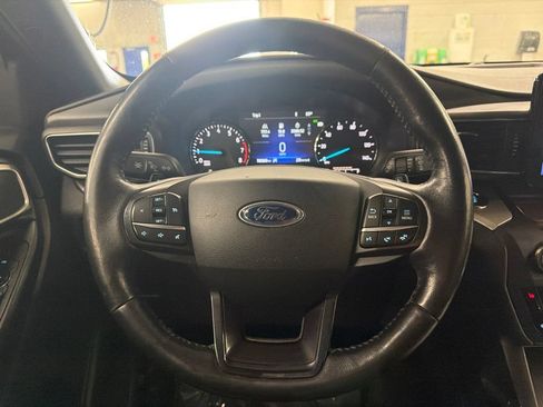 Used 2020 Ford Explorer XLT w/ Equipment Group 202A AWD/4WD image 18