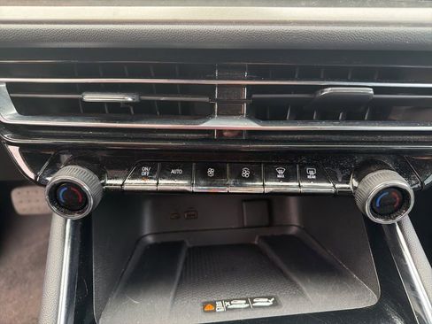 Used 2025 Chevrolet Traverse LT image 26