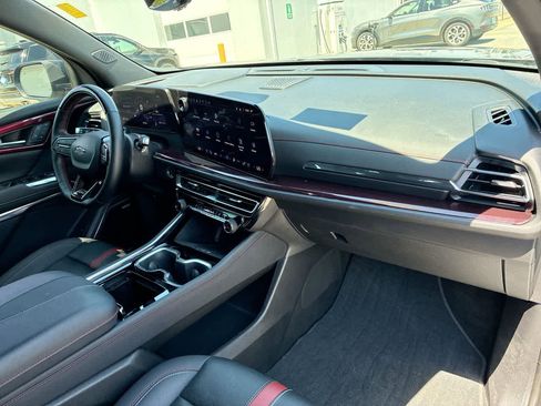 Used 2025 Chevrolet Traverse RS image 29