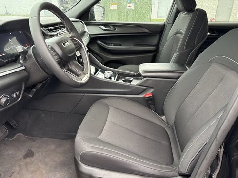 Used 2025 Jeep Grand Cherokee Laredo AWD/4WD image 8
