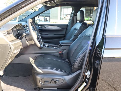 New 2025 Jeep Grand Cherokee L Altitude image 12