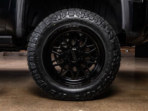 Used 2025 GMC Sierra 2500 AT4X image 12