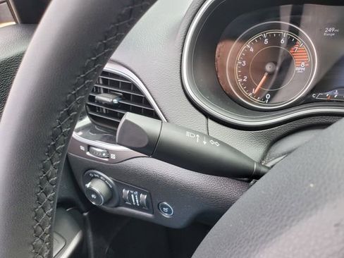 Certified 2022 Jeep Cherokee Limited AWD/4WD image 13