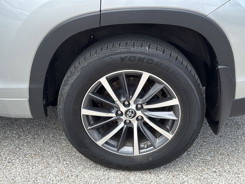 Used 2018 Toyota Highlander XLE AWD/4WD image 32