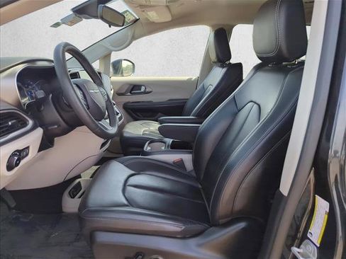 Used 2023 Chrysler Pacifica Touring-L FWD image 15