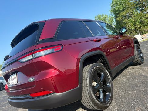 Used 2024 Jeep Grand Cherokee Altitude AWD/4WD image 12