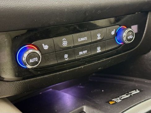 Used 2024 Buick Enclave Essence image 17