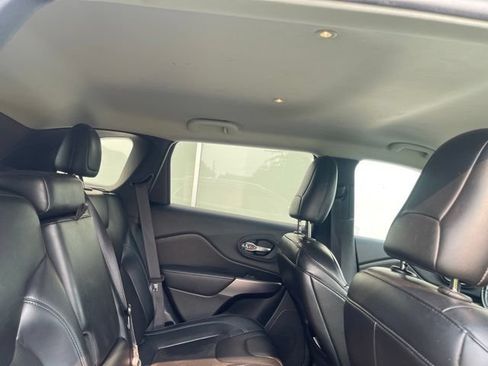 Used 2019 Jeep Cherokee Latitude Plus w/ Cold Weather Group AWD/4WD image 11