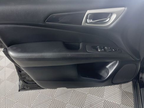 Used 2020 Nissan Pathfinder SV image 21