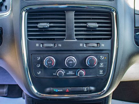 Used 2019 Dodge Grand Caravan SE FWD image 28