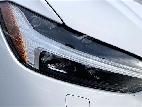 Used 2022 Volvo XC60 B5 Momentum image 26